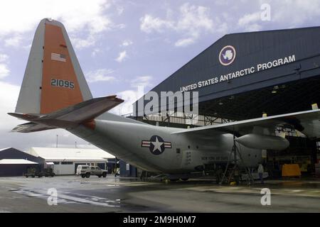 Ein Lockheed LC-130H vom Airlift Squadron 109., New York Air National Guard, auf Buben während der Wartung des Fahrwerks in Christchurch, Neuseeland. Die Einheit unterstützt Operation DEEP FREEZE 2001, die Nachschubmission zur McMurdo Station auf Ross Island in der Antarktis und andere Orte, einschließlich der Amundsen-Scott Station am Südpol. Betreff Operation/Serie: TIEFKÜHL 2001 Basis: Christchurch Staat: Canterbury Land: Neuseeland (NZL) Szene Hauptkommando gezeigt: ANG Stockfoto