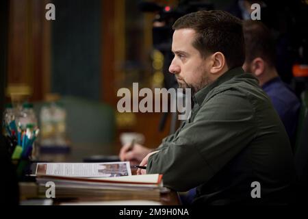 Kiew, Ukraine. 17. Januar 2023. Der ukrainische stellvertretende Stabschef Kyrylo Timoschenko hört Präsident Wolodymyr Zelenskyy im Mariinskyi-Palast am 17. Januar 2023 in Kiew, Ukraine, während eines Briefing über die Such- und Rettungsaktion in Dnipro am Standort eines durch eine russische Rakete zerstörten Wohnungsgebäudes zu. Kredit: Ukrainischer Ratsvorsitz/Ukrainischer Ratsvorsitz/Alamy Live News Stockfoto