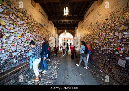 VERONA, ITALIEN - 26. SEPTEMBER 2019: Haus der Julia (Casa di Giulietta) in Verona. Beliebter Ort für Touristen. Stockfoto