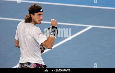 Melbourne, Australien. 18. Januar 2023. Stefanos Tsitsipas aus Griechenland reagiert am 18. Januar 2023 auf dem Australian Open Tennis Turnier in Melbourne, Australien, während der zweiten Runde des Singles der Männer gegen Rinky Hijikata aus Australien. Kredit: Hu Jingchen/Xinhua/Alamy Live News Stockfoto