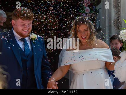 Chelsea, London, Großbritannien. 16. Juni 2022. Ein glückliches Paar heiratet im Chelsea Old Town Hall. Kredit: Maureen McLean/Alamy Stockfoto