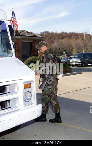 Die Mobilisierung des 188. Kampfflügels, Arkansas Air National Guard, Fort Smith Arkansas ist Teil der Operation ADLER. STAFF Sergeant Michael W Pennington, Medical Service Technician, mit einem 5,56 mm Colt M16A2 Angriffsgewehr, ist jetzt ein erweiterter Sicherheitsdienst. Er führt eine Sicherheitsüberprüfung eines lokalen Händlers durch, der die Luftwaffenbasis Ebbing betritt. ADLER ist eine teilweise Mobilisierung der Reserven für Heimatschutz- und zivile Unterstützungsmissionen als Reaktion auf die Terroranschläge vom 11. September 2001 im New Yorker World Trade Center und im Pentagon. Betreffbetrieb/Serie: NOBLE E Stockfoto