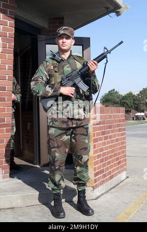 Die Mobilisierung des 188. Kampfflügels, Arkansas Air National Guard, Fort Smith Arkansas ist Teil der Operation ADLER. Hier ist STAFF Sergeant Michael W. Pennington, Medical Service Technician, mit einem 5,56-mm-Colt M16A2-Angriffsgewehr, jetzt ein Wachmann. Er steht Wache am Eingangstor zur Ebbing Air National Guard Base. ADLER ist eine teilweise Mobilisierung der Reserven für Heimatschutz- und zivile Unterstützungsmissionen als Reaktion auf die Terroranschläge vom 11. September 2001 im New Yorker World Trade Center und im Pentagon. Betreff Betrieb/Serie: ADLERBASIS: FO Stockfoto