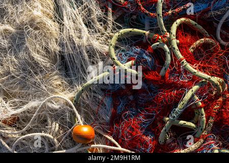 Verschlungene rote und weiße Fischnetzstruktur Hintergrund Stockfoto