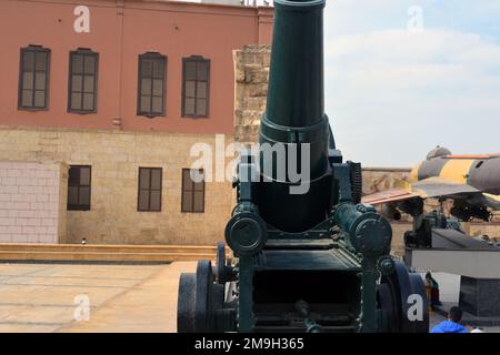 Kairo, Ägypten, Januar 7 2023: Alte Küstenpistole auf Eisenschienen montiert, Englisch hergestellt und verwendet im Ersten Weltkrieg von der ägyptischen nationalen Militärmuse Stockfoto