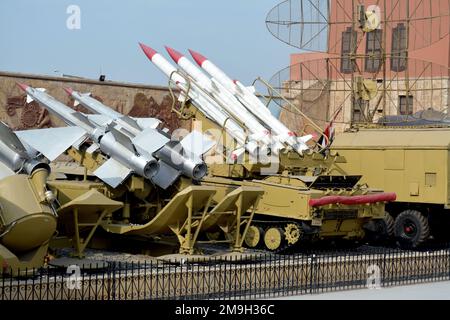 Kairo, Ägypten, Januar 7 2023: Alte Raketen und Flugzeuge, die im Oktober 1973 im Krieg vom ägyptischen Nationalmilitäriemuseum in der Zitadelle von Kairo verwendet wurden, aus Stockfoto