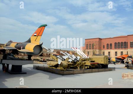 Kairo, Ägypten, Januar 7 2023: Alte Raketen und Flugzeuge, die im Oktober 1973 im Krieg vom ägyptischen Nationalmilitäriemuseum in der Zitadelle von Kairo verwendet wurden, aus Stockfoto