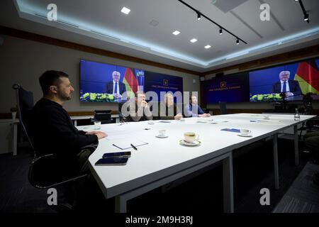 Kiew, Ukraine. 17. Januar 2023. Der ukrainische Präsident Wolodymyr Zelenskyy, Left, hält am 17. Januar 2023 in Kiew, Ukraine, ein Videogespräch mit dem deutschen Kanzler Olaf Scholz vom Mariinskyi-Palast ab. Kredit: Ukrainischer Ratsvorsitz/Ukrainischer Ratsvorsitz/Alamy Live News Stockfoto