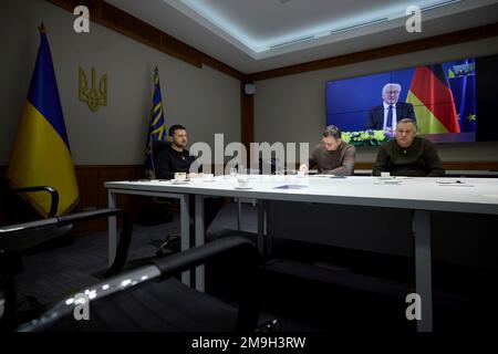 Kiew, Ukraine. 17. Januar 2023. Der ukrainische Präsident Wolodymyr Zelenskyy, Left, hält am 17. Januar 2023 in Kiew, Ukraine, ein Videogespräch mit dem deutschen Kanzler Olaf Scholz vom Mariinskyi-Palast ab. Kredit: Ukrainischer Ratsvorsitz/Ukrainischer Ratsvorsitz/Alamy Live News Stockfoto