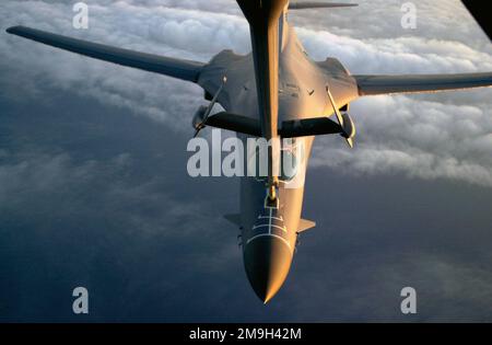 Ein B-1B Lancer aus dem 28. Air Expeditionary Wing (EW) erhält bei Sonnenuntergang Treibstoff von einem KC-10 Extender der 60. Air Expeditionary Group (AEG), während er sich auf einer Bombenmission zur Unterstützung DER dauerhaften FREIHEIT der Operation befindet. Subjekt Operation/Serie: LAND DER DAUERHAFTEN FREIHEIT: Unbekannte Szene, Hauptkommando: 60. Air Expeditionary Group Stockfoto
