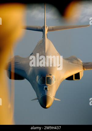 Ein B-1B Lancer aus dem 28. Air Expeditionary Wing (EW) manövriert, um während einer Bombenmission Treibstoff zu erhalten, um die dauerhafte FREIHEIT der Operation zu unterstützen. Subjekt Operation/Serie: DAUERHAFTE FREIHEIT Land: Unbekannt Stockfoto
