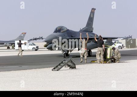 Ein F-16 Fighting Falcon Pilot aus dem 389. Fighter Squadron (FS) erhält das „High“-Zeichen kurz vor der Abfahrt auf eine Sortie, um die Operation DAUERHAFTE FREIHEIT zu unterstützen. Subjekt Operation/Serie: DAUERHAFTE FREIHEIT Land: Unbekannte Szene Hauptkommando angezeigt: CENTCOM Stockfoto