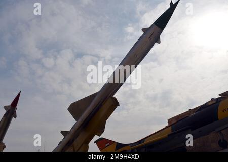 Kairo, Ägypten, Januar 7 2023: SAM 2 UdSSR-Raketen auf LKW-Oberfläche hochgehoben zur Luftwaffenrakete SA-2 1962 aus dem Ägyptischen nationalmilitär-museum Stockfoto