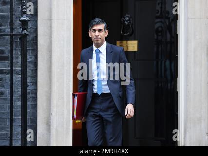 London, Vereinigtes Königreich, 18. Januar 2023. PM, Rishi Sunak verlässt die Nummer 10 in der Downing Street, um zum House of Commons für die wöchentlichen PMQs zu fahren. Kredit : Monica Wells/Alamy Live News Stockfoto