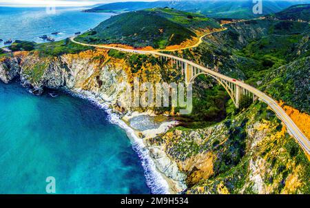 Die Bixby Creek Bridge an der Pazifikküste, Big Sur, Kalifornien, USA, aus der Vogelperspektive Stockfoto