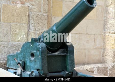 Kairo, Ägypten, Januar 7 2023: Alte Armstrong-Küstenwaffe, die in alten Kriegen zur Ära von Khedive Ismael aus dem Ägyptischen Nationalmilitamuseum in ca. Stockfoto