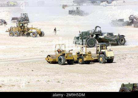 Mitglieder des Red Horse Squadron (RHS) aus dem Jahr 823. verwenden M923 5-Tonnen-, M917 20-Tonnen-, Clark Wheeled-Lader der Serie 175 und John Deere Motor Grader, um einen Bereich zu ebnen und eine neue Flugzeugparkrampe zu bauen, während sie eingesetzt werden, um die EINSATZFÄHIGKEIT ZU erhalten. Subjekt Operation/Serie: DAUERHAFTE FREIHEIT Land: Unbekannte Szene Hauptkommando angezeigt: CENTCOM Stockfoto