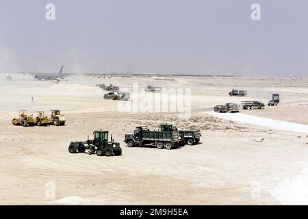 Mitglieder des Red Horse Squadron (RHS) aus dem Jahr 823. verwenden M923 5-Tonnen-, M917 20-Tonnen-, Clark Wheeled-Lader der Serie 175 und John Deere Motor Grader, um einen Bereich zu ebnen und eine neue Flugzeugparkrampe zu bauen, während sie eingesetzt werden, um die EINSATZFÄHIGKEIT ZU erhalten. Subjekt Operation/Serie: DAUERHAFTE FREIHEIT Land: Unbekannte Szene Hauptkommando angezeigt: CENTCOM Stockfoto