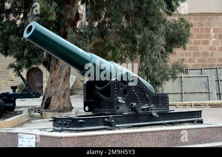 Kairo, Ägypten, Januar 7 2023: Alte alte alte Waffe der Armstrong-Küstengewehrkanone aus dem Ägyptischen Nationalmilitäriemuseum in der Zitadelle von Kairo, offiziell Stockfoto