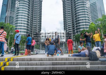 Kuala Lumpur, Malaysia - 15. Dezember 2022 - Touristen, die Fotos an den Petronas Twom Towers machen Stockfoto
