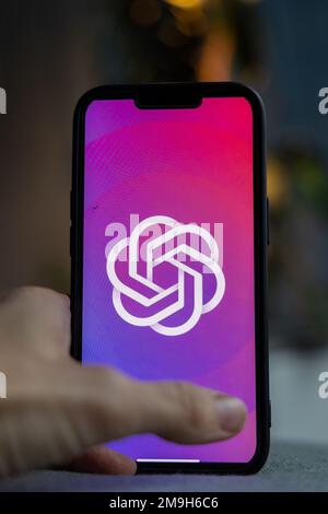 Frauenhand hält ein iPhone mit OpenAI-Logo. ChatGPT- und Chat-bot-Kultur, Zeit für künstliche Intelligenz. 01.01.2023 Amsterdam, Niederlande Stockfoto