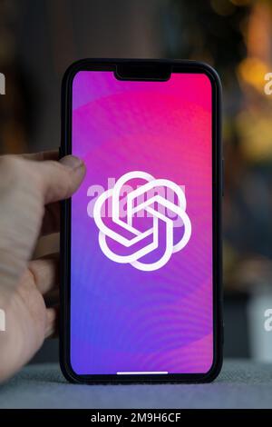 Frauenhand hält ein iPhone mit OpenAI-Logo. ChatGPT- und Chat-bot-Kultur, Zeit für künstliche Intelligenz. 01.01.2023 Amsterdam, Niederlande Stockfoto