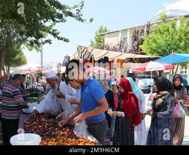 OVAKENT,ANTAKYA,TÜRKEI-JUNI 03:Unbekannte usbekische und afghanische Menschen kaufen Früchte auf dem Bauernmarkt.Juni 03,2017 in Ovakent, Antakya, Türkei Stockfoto