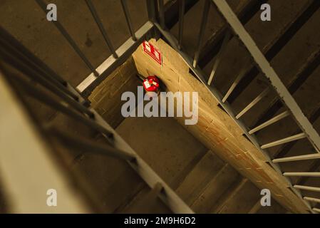 Nottreppe in einer Fabrik mit Feuerlöscher Stockfoto