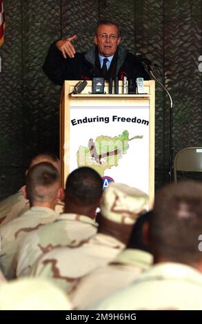 Verteidigungsminister Donald Rumsfeld spricht mit Mitgliedern des Lagers Stronghold Freedom, Usbekistan, während der Operation DAUERHAFTE FREIHEIT. Betreff Betrieb/Serie: LAND DER DAUERHAFTEN FREIHEIT: Usbekistan (UZB) Stockfoto