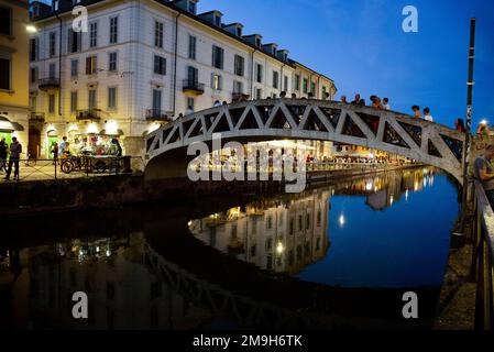 Brücke über den Naviglio Grande Kanal bei Nacht, Mailand, Italien Stockfoto