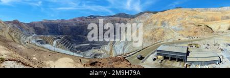 Panoramablick auf die offene Grube des Bingham Canyon in Utah. Stockfoto