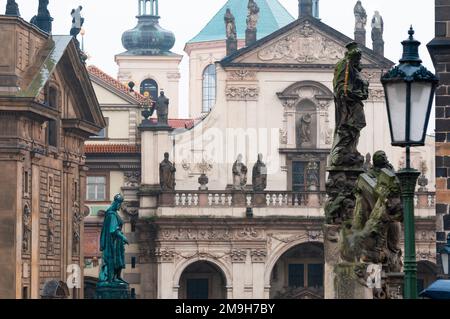 Statuen und Fassade der Kirche Sankt Salvator in der Altstadt von Prag, Tschechische Republik Stockfoto