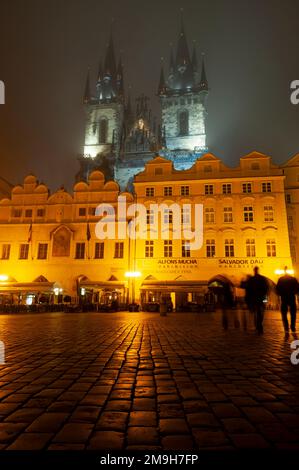 Gotische Frauenkirche hinter Wohngebäuden in der Altstadt, beleuchtet bei Nacht, Prag, Tschechische Republik Stockfoto