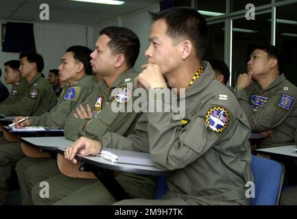 Captain der Royal Thailand Air Force (RTAF) (CAPT) Worsit Sengasanua, ein L-39 Dragon-Pilot, von der RTAF 401., erfährt etwas über die Doktrin der US-Armee, wie Sergeant First Class (SFC) Andrew L. White, Ausbilder der Feldartillerie, mit dem 6. Kampfgeschwader (CTS) am Nellis Air Force Base (AFB), Nevada, lehrt. Einsatzgebiet/Serie: DAUERHAFTE FREIHEITSBASIS: Korat Luftwaffenstützpunkt Land: Thailand (THA) Stockfoto