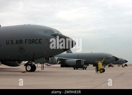 US Air Force KC-135R-Flugzeuge mit dem 319.-Tankflügel sitzen während DES BETRIEBS AUF einem vorderen Luftwaffenstützpunkt UND GENIESSEN DAUERHAFTE FREIHEIT. Subjekt Operation/Serie: DAUERHAFTE FREIHEITSBASIS: Kandahar Country: Afghanistan (AFG) Szene Major Command gezeigt: AMC Stockfoto