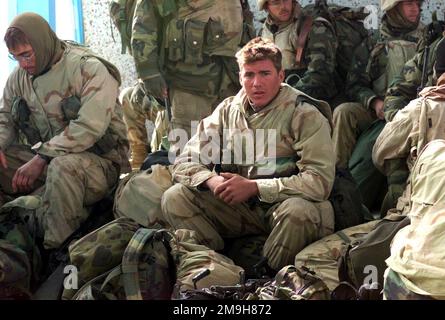 US-Marines von Lima Company, Bataillon Landing Team 3/6, 26. Marine Expeditionary Unit (Special Operations Capable) nehmen sich einen Moment Zeit, um sich nach der Rückkehr von einer Patrouille in der Nähe des internationalen Flughafens Khandahar, Khandahar, Afghanistan während DER OPERATION DAUERHAFTE FREIHEIT neu zu formieren. Betreff Operation/Serie: DAUERHAFTE FREIHEITSBASIS: Internationaler Flughafen Kandahar Land: Szene in Afghanistan (AFG) Hauptkommando gezeigt: 26. MEU (SOC) Stockfoto