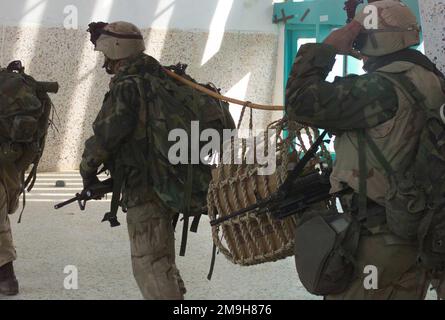 US-Marines von Lima Company, Bataillon Landing Team 3/6, 26. Marine Expeditionary Unit (Special Operations Capable) kehren während DER OPERATION DAUERHAFTE FREIHEIT von einer Patrouille in der Nähe des Internationalen Flughafens Khandahar, Khandahar, Afghanistan, zurück. Betreff Operation/Serie: DAUERHAFTE FREIHEITSBASIS: Internationaler Flughafen Kandahar Land: Szene in Afghanistan (AFG) Hauptkommando gezeigt: 26. MEU (SOC) Stockfoto