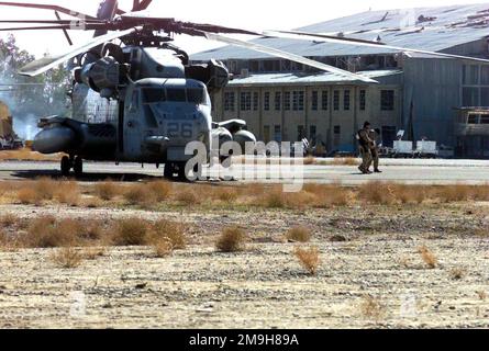 Zwei Marines mit Helicopter Marine Medium Squadron 365 (verstärkt) gehen während DER OPERATION DAUERHAFTE FREIHEIT vom CH-53 Helikopter am Air Command Element Headquarters am internationalen Flughafen Khandahar, Khandahar, Afghanistan weg. Betreff Operation/Serie: DAUERHAFTE FREIHEITSBASIS: Internationaler Flughafen Kandahar Land: Szene in Afghanistan (AFG) Hauptkommando gezeigt: 26. MEU (SOC) Stockfoto