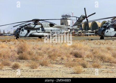 Marine CH-53 Sea Hallion Helicopters vom Helicopter Marine Medium Squadron 365 (HMM-365) sitzen während DER OPERATION ENDURING FREEDOM vor dem Kontrollturm und dem Passagierterminal am internationalen Flughafen Khandahar, Khandahar, Afghanistan. Betreff Operation/Serie: DAUERHAFTE FREIHEITSBASIS: Internationaler Flughafen Kandahar Land: Szene in Afghanistan (AFG) Hauptkommando gezeigt: 26. MEU (SOC) Stockfoto