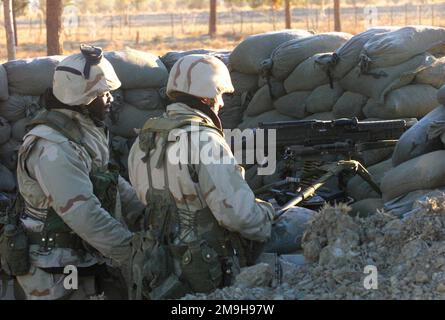 Sergeant Ryan Ross (rechts), USMC, Und Corporal Markeath Evans (links), USMC, Mitglieder des Ingenieurplatoon, 26. Marine Service Support Group, 26. Marine Expeditionary Unit (Special Operations Capable), die ihren M-240B Maching Gun Post besetzt, stehen Wache am Haupttor der vorderen Operationsbasis am internationalen Flughafen Kandahar, Kandahar, Afghanistan, während DER OPERATION DAUERHAFTE FREIHEIT. Betreff Operation/Serie: DAUERHAFTE FREIHEITSBASIS: Internationaler Flughafen Kandahar Land: Szene in Afghanistan (AFG) Hauptkommando gezeigt: 26. MEU (SOC) Stockfoto