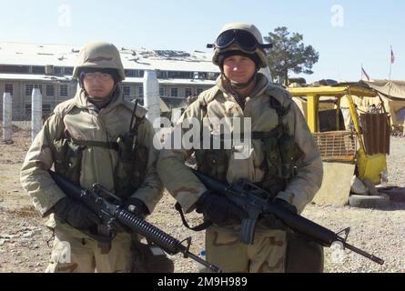 Lance Corporal J. D. Gaskin (links), USMC und Lance Corporal R. Dejesus, USMC, beide Mitglieder der Marine Service Support Group 26 Militärpolizeieinheit, bewachen den Eingang mit M-16s zum Luftschutzelement, 26. Marine Expeditionary Unit am internationalen Flughafen Kandahar, Kandahar, Afghanistan während DER OPERATION DAUERHAFTE FREIHEIT. Betreff Operation/Serie: DAUERHAFTE FREIHEITSBASIS: Internationaler Flughafen Kandahar Land: Szene in Afghanistan (AFG) Hauptkommando gezeigt: 26. MEU (SOC) Stockfoto