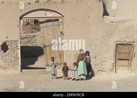 Afghanische Kinder beobachten, wie US-Marines während DER OPERATION DAUERHAFTE FREIHEIT mit leichten gepanzerten Fahrzeugen durch ein Dorf in der Nähe des internationalen Flughafens Kandahar, Kandahar, Afghanistan, patrouillieren. Betreff Operation/Serie: DAUERHAFTE FREIHEITSBASIS: Internationaler Flughafen Kandahar Land: Afghanistan (AFG) Stockfoto