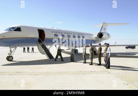 Nach der Ankunft in MacDill AFB, Florida (FL) an Bord eines Luftfahrzeugs der US Air Force (USAF) C-37 Gulfstream, der US Air Force (USAF), des Brigadegenerals (BGEN) Wayne Hodges, Commander, 6. Mobility Wing, wird von USAF Colonel (OBERST) Mike Coman, stellvertretender Befehlshaber, 6. Air Mobility Wing (AMW) begrüßt. Basis: Luftwaffenstützpunkt MacDill Bundesstaat: Florida (FL) Land: Vereinigte Staaten von Amerika (USA) Stockfoto