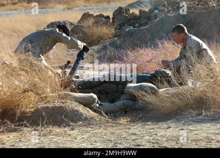 Marines with Weapons Company, Battalion Landing Team 3/6, 26. Marine Expeditionary Unit (Special Operations Capable) stellt während DER OPERATION DAUERHAFTE FREIHEIT ihren Mörtel mit mittlerer erweiterter Reichweite M252 81mm am internationalen Flughafen Kandahar, Kandahar, Afghanistan, ein. Betreff Operation/Serie: DAUERHAFTE FREIHEITSBASIS: Internationaler Flughafen Kandahar Land: Szene in Afghanistan (AFG) Hauptkommando gezeigt: 26 MEU Stockfoto