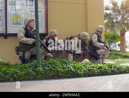 Lance Corporal (LCpl) Robert M. Sena, Private First Class (PFC) Shaun G. Gibson, LCpl Phillip F. Collier und LCpl Derick A. Garcia (von links nach rechts) von der Marine Security Forces Company sorgen während einer React Drill für die Sicherheit mit scharfer Munition in ihren M16A2s. Die Marines sind Teil der Interim Marine Corps Security Forces Company, Naval Support Activity, Bahrain. Basis: US Naval Support Activity State: Juffair Country: Bahrain (BHR) Stockfoto