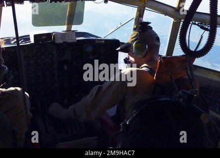 Kapitän Don Maraska, USMC, Kopilot, Marine Aerial Tanken Transport Squadron (VMGR-352), 26. Marine Expeditionary Unit (Special Operations Capable) (MEU(SOC)) im Cockpit eines Marine KC-130 auf dem Weg zu einem vorderen Betankungspunkt an einer vorderen Operationsbasis im Einsatzgebiet Enduring Freedom. Operation/Serie: DAUERHAFTE FREIHEIT Land: Unbekannte Szene Hauptkommando gezeigt: 26 MEU Stockfoto