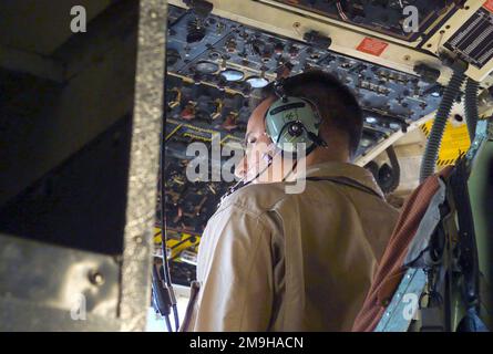 Sergeant Wayne, USMC, Air Crewman, mit dem Marine Aerial Tanken Transportgeschwader (VMGR-352), 26. Marine Expeditionary Unit (Special Operations Capable) (MEU(SOC)) befindet sich im Cockpit eines Marine-KC-130 auf dem Weg zu einem vorderen Tankpunkt an einer vorderen Betriebsbasis im Raum DER DAUERHAFTEN FREIHEIT, in dem während des Einsatzes DAUERHAFTE FREIHEIT betrieben wird. Operation/Serie: DAUERHAFTE FREIHEIT Land: Unbekannte Szene Hauptkommando gezeigt: 26 MEU Stockfoto