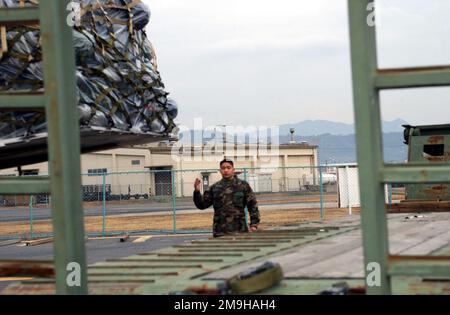 US Marine Corps (USMC) Corporal (CPL) Michael J. Berganio, von Marine Wing Support Squadron 171 (MWSS-171), Marine Corps Air Station (MCAS) Iwakuni, Japan, lädt eine Palette auf ein Logistikfahrzeugsystem (Logistics Vehicle System, LVS) während einer Mobilitätsübung (MOBEX). (Unterdurchschnittliches Bild). Basis: Marine Corps Air Station, Iwakuni Land: Japan (JPN) Stockfoto