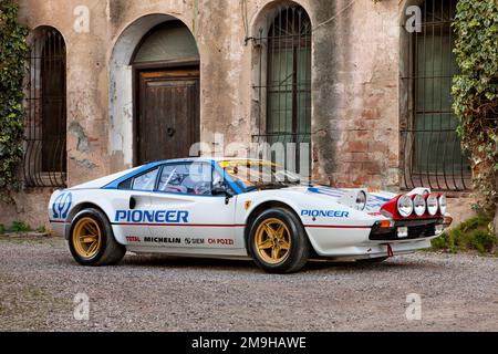 Seitenansicht des Ferrari 308GTB GR 4 Rallycar, parkt an der Straße Stockfoto