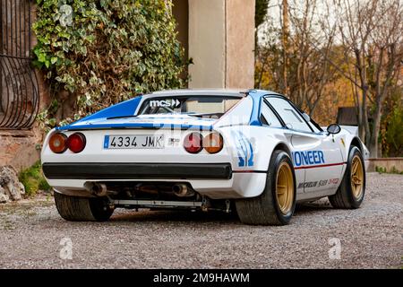 Rückansicht des Ferrari 308GTB GR 4 Rallye-Autos, das auf der Straße geparkt ist Stockfoto